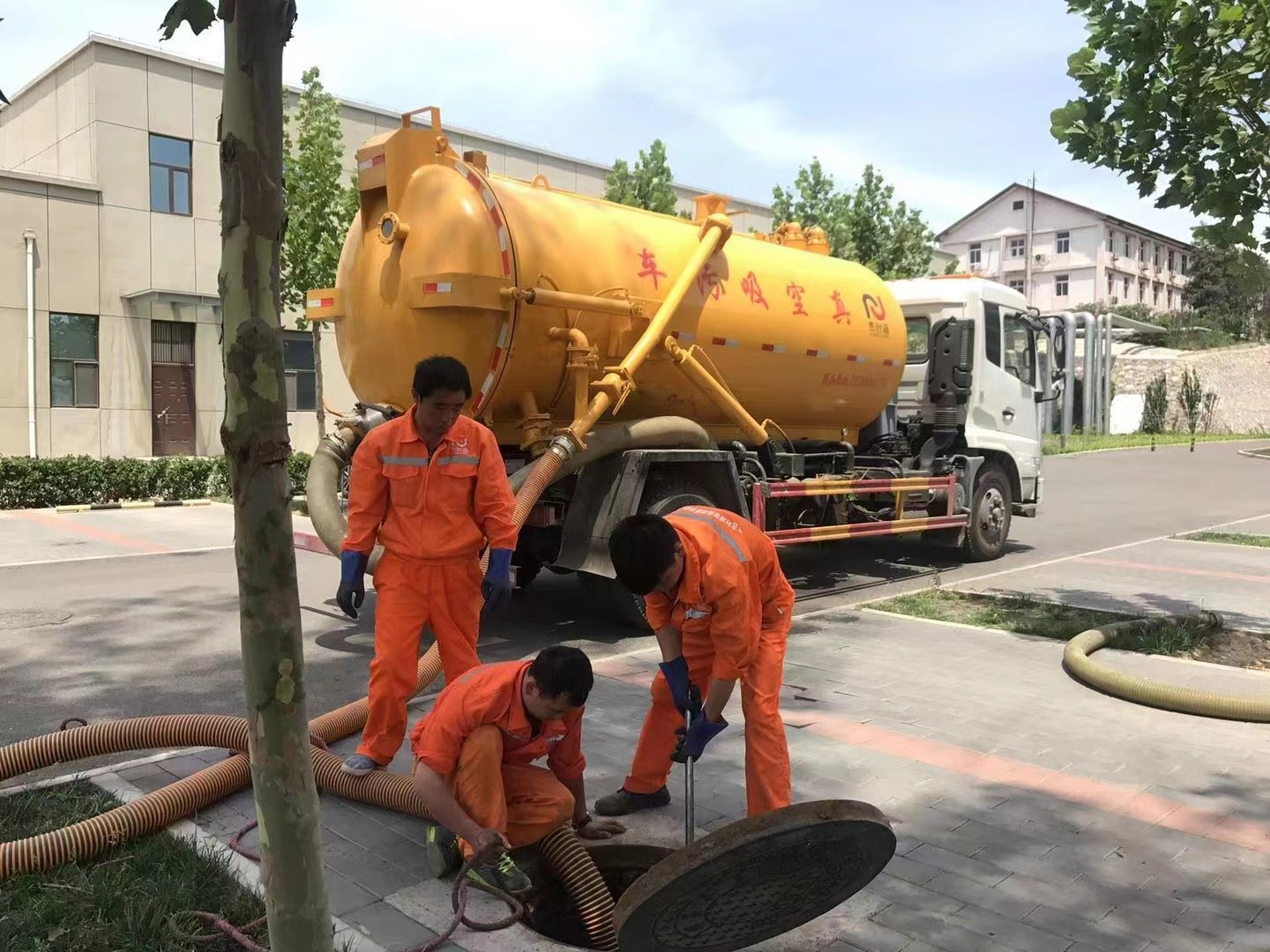 信阳管道疏通车停在窨井附近