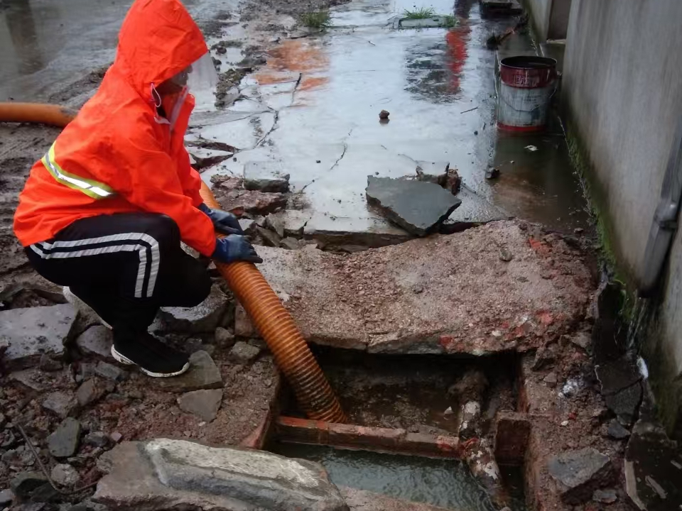 信阳专业清理污水池 炜誉市政以规范流程守护城市 “肠道”