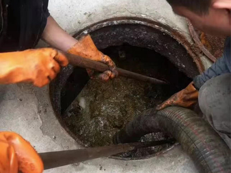 信阳清理化粪池时如何避免沼气的危害?